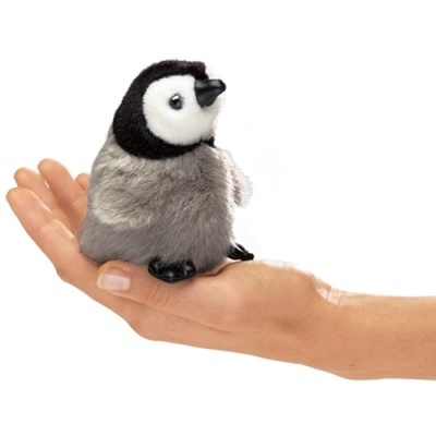Peluche de pinguim cinzento, branco e preto em mão humana