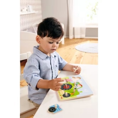 Criança a brincar com puzzle de madeira colorido