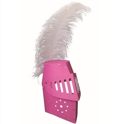 Capacete medieval cor-de-rosa com penas brancas longas no topo