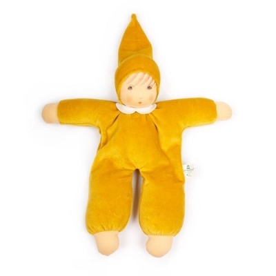 Boneco de peluche amarelo de roupa e gorro com rosto bordado