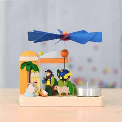 Mobil de madeira colorido com figuras e vela para aquecimento