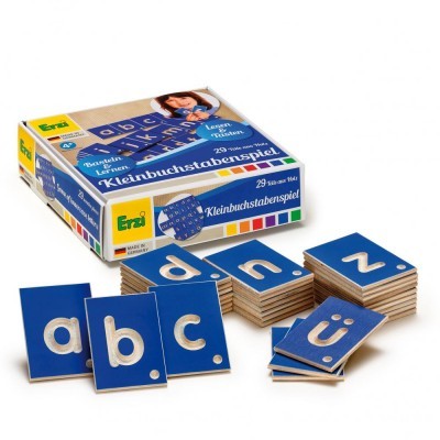 Cartas de madeira com letras minúsculas em azul e branco, embalagem do jogo educativo Kleinbuchstabenspiel