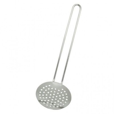 Escumadeira de metal com cabo longo e parte circular perfurada