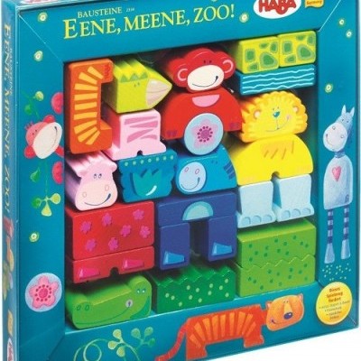 Brinquedo de construção com peças de madeira de animais coloridos em caixa azul.