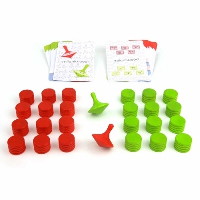 Peças vermelhas e verdes de jogo com cartas milankwood