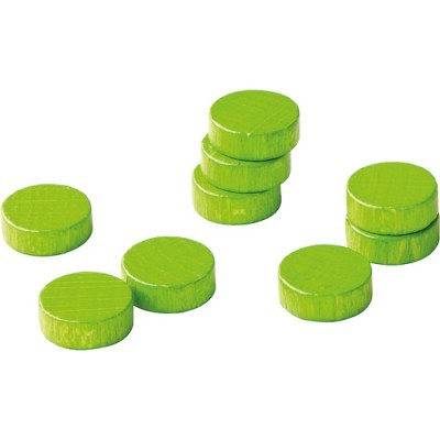 Peças redondas verdes de madeira empilhadas e espalhadas sobre fundo branco