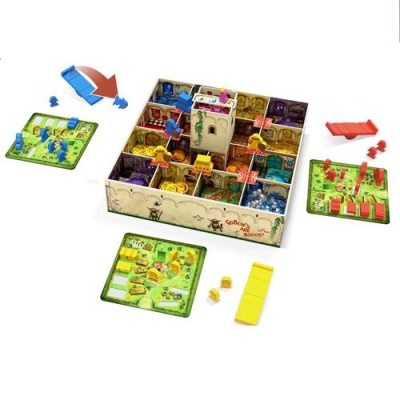 Jogo de tabuleiro com várias peças coloridas e caixa de madeira com divisórias