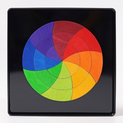 Brinquedo de madeira colorido em forma de círculo com base preta