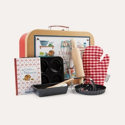 Conjunto de utensílios de pastelaria com mala, luva xadrez, rolo de massa e formas para bolos