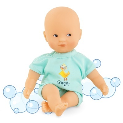 Boneca de vinil com camisa azul claro e estampado de pato amarelo com óculos de mergulho