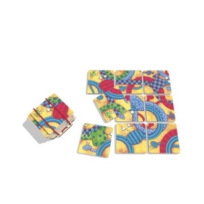 Peças coloridas de puzzle de madeira com padrões de arco-íris e formas abstratas