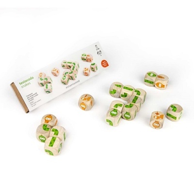 Jogo educativo com dados em madeira decorados com números e símbolos coloridos