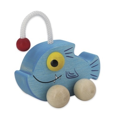 Brinquedo de madeira peixe azul com rodas e corda