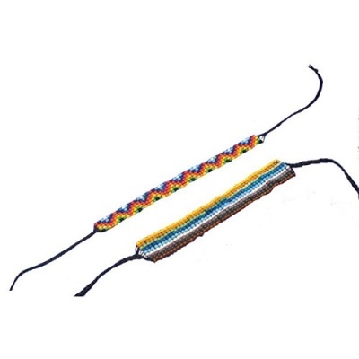 Duas pulseiras coloridas de fios trançados com padrão colorido