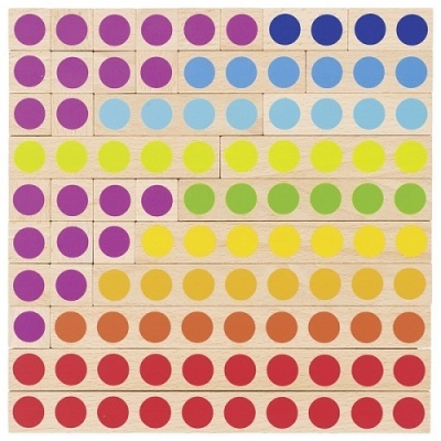 Blocos de madeira com pontos coloridos organizados em padrão
