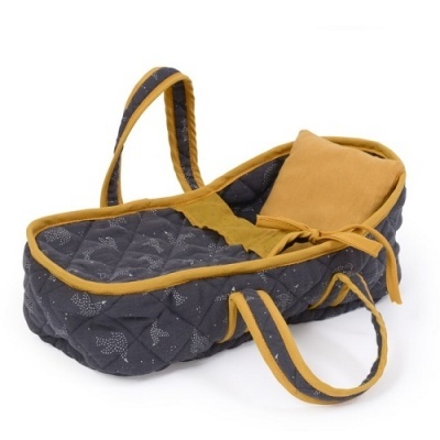 Cesto de bebé azul escuro com coração prateado e detalhes amarelo mostarda