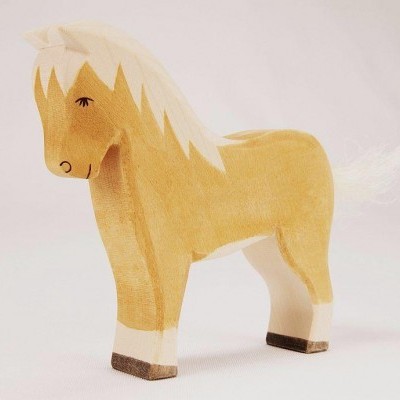 Cavalo de madeira amarelo com crina e cauda brancas