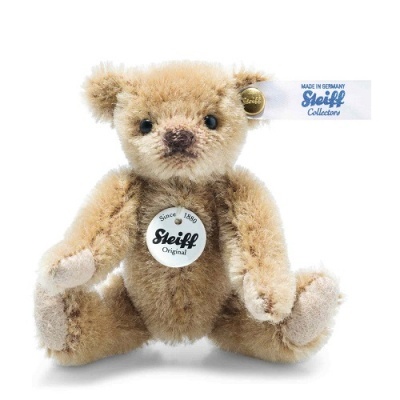 Urso de peluche castanho claro com etiquetas da marca Steiff