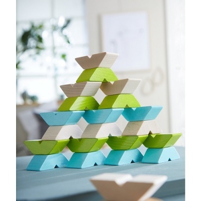 Blocos de madeira coloridos empilhados em pirâmide