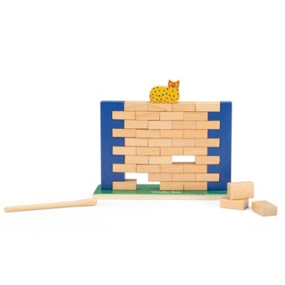 jogo de blocos de madeira com estrutura azul e verde e gato amarelo