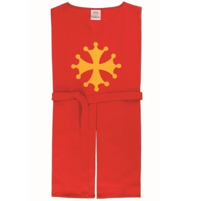 Roupa vermelha com símbolo amarelo e cinto