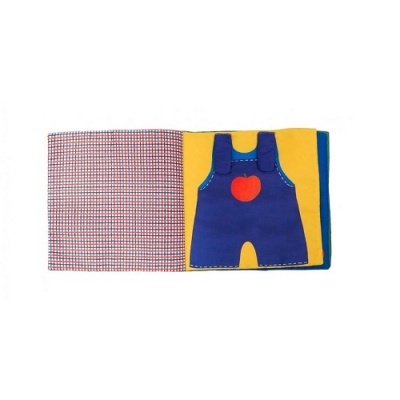 Livro de pano para criança com padrão xadrez e roupa azul com coração vermelho