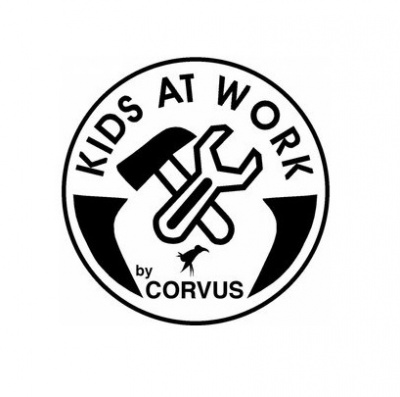 Logótipo circular com ferramentas cruzadas e texto Kids At Work by Corvus