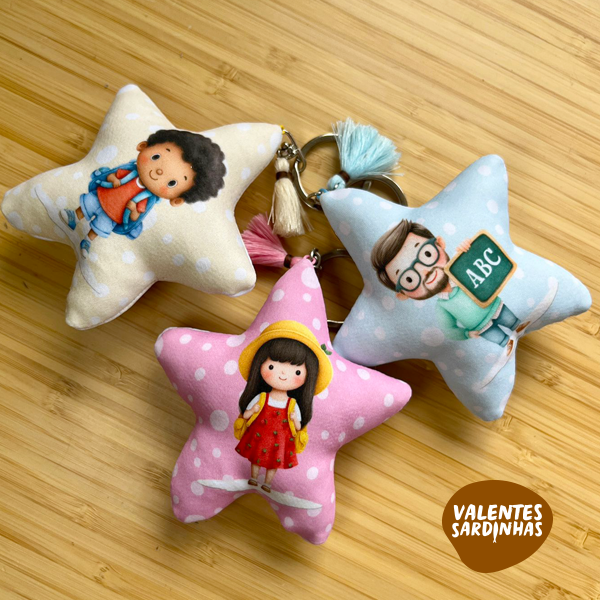 Estrelinhas Professoras'26 Porta-chaves de tecido em forma de estrela com ilustrações de personagens infantis coloridas