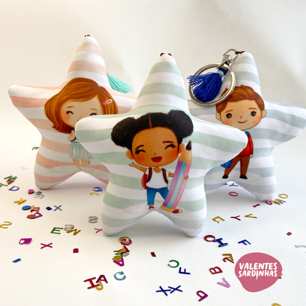 Estrelinhas Professores'22 Almofadas estrela com riscas e ilustrações infantis e letras coloridas no fundo