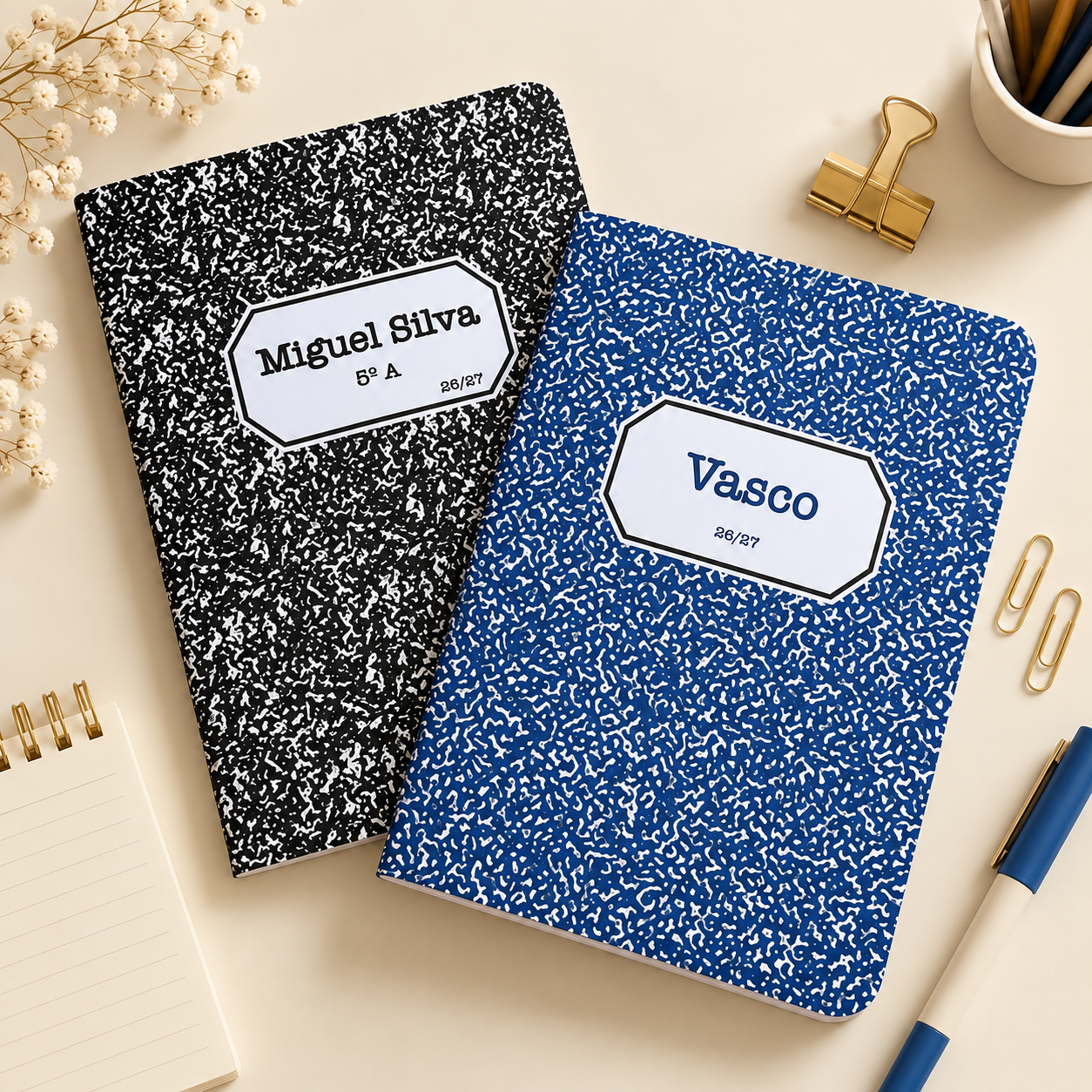 Planner'26 | Retro Dois cadernos com capas preta e azul com texto personalizado sobre mesa bege com acessórios de escritório.