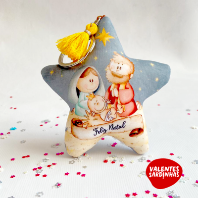 Chaveiro estrela Sagrada Família com tassel amarelo e texto Feliz Natal