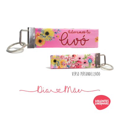 Dois porta-chaves rosas com estampas florais e textos personalizados para Dia da Mãe