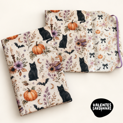 Capa para livro com padrão de Halloween e bolsa de tecido com padrões florais e abóboras