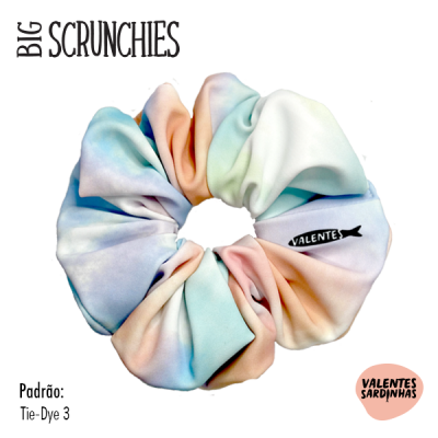 Scrunchie tie-dye em tons pastel com etiqueta VALENTES