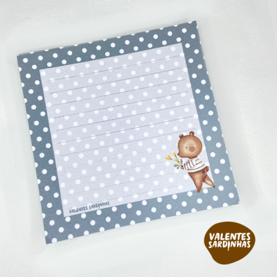 Post-it quadrado cinza com bolinhas brancas e desenho de urso