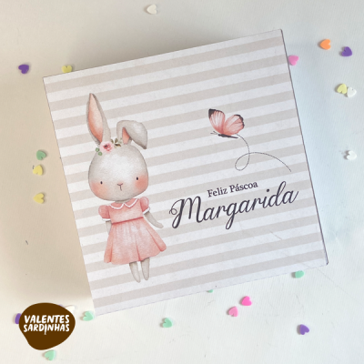 Caixa de presente com coelho e texto Feliz Páscoa Margarida