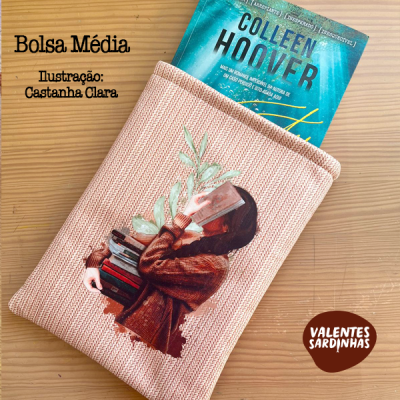 Bolsa média rosa claro com ilustração de mulher e livros, texto e selo de marca