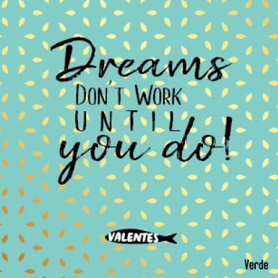 Superfície verde com padrões dourados e texto motivacional preto