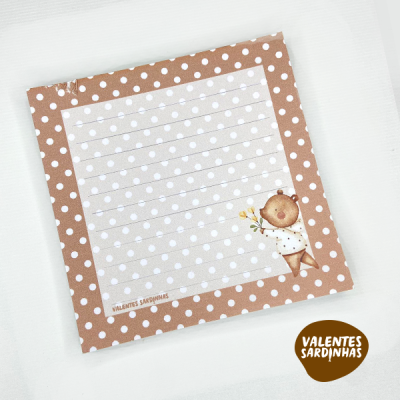 Bloco de notas quadrado com bolinhas brancas e ursinho segurando flores