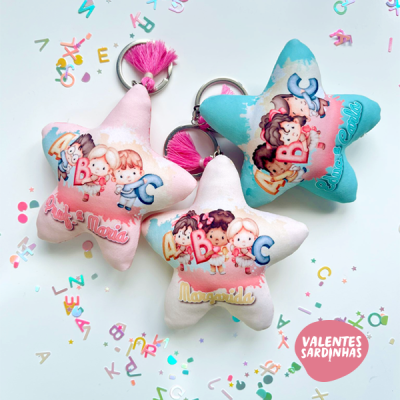 Porta-chaves estrela em tecido com ilustrações de crianças e letras ABC, com nomes personalizados Ana Maria, Manuel e Margarida, confetes coloridos e selo VALENTES SARDINHAS.
