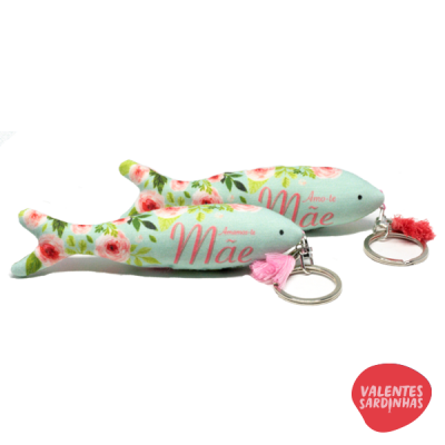 Porta-chaves em tecido em forma de sardinha com padrão floral e texto Amo-te Mãe