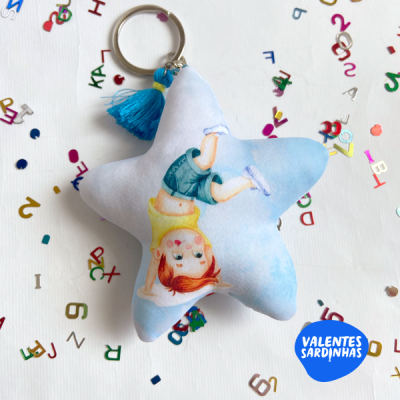 Chaveiro estrela azul com estampa de criança fazendo acrobacia e tassel azul