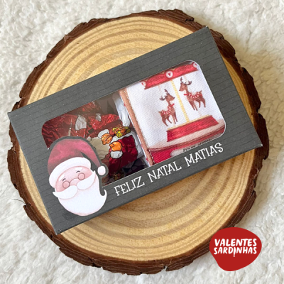 Caixa de presente com tecido de Natal, Pai Natal e renas, sobre base de madeira