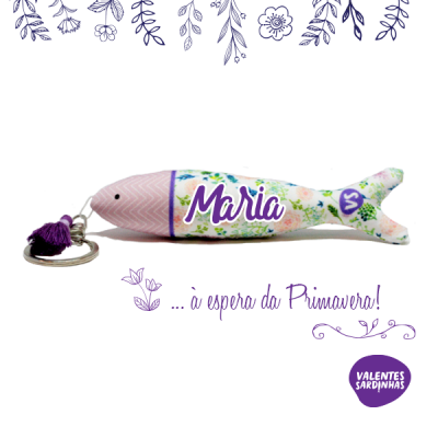 Porta-chaves sardinha floral com o nome Maria e pompom roxo