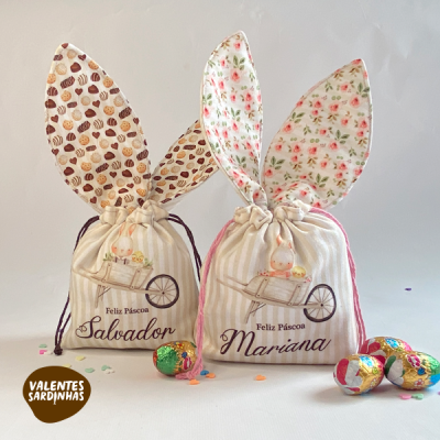 Sacos de pano decorativos com orelhas de coelho e texto Feliz Páscoa Salvador e Mariana