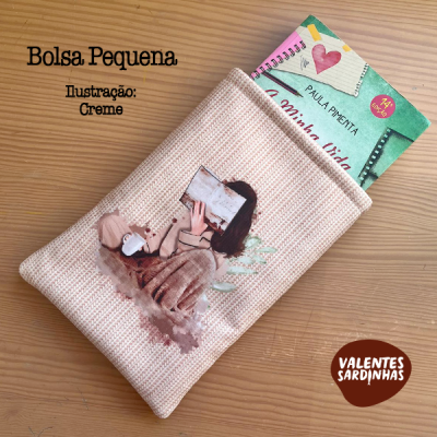 Bolsa pequena de tecido creme com ilustração de criança a ler e selo VALENTES SARDINHAS