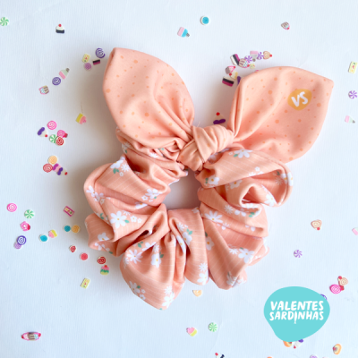 Elástico scrunchie cor de pêssego com flores e laço e selo VALENTES SARDINHAS