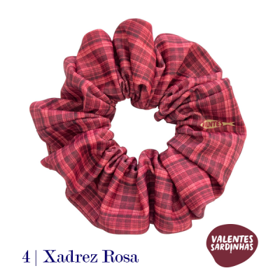 Elástico de cabelo xadrez rosa com etiqueta 'MUNTE' e fundo branco