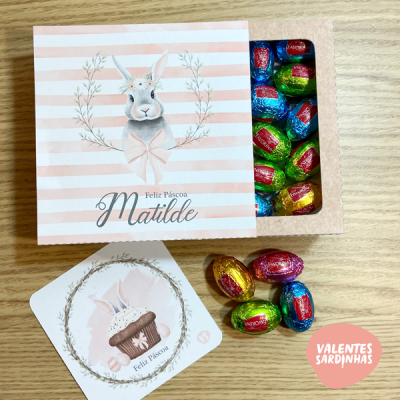 Caixa de chocolates da Páscoa com coelho e chocolates coloridos embrulhados