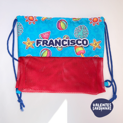 Saco mochila azul com padrões de verão e texto Francisco, bolso de rede vermelho